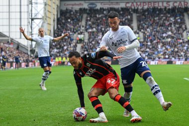 Blackburn Rovers 'dan Lewis Baker, Preston North End' den Sam Greenwood 'u 22 Eylül 2024' te Deepdale, Preston, İngiltere 'de Preston North End' e karşı oynanan Blackburn Rovers maçında durdurdu.