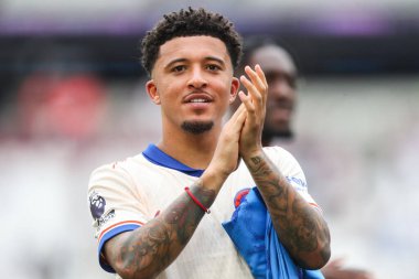 Chelsea 'den Jadon Sancho, 21 Eylül 2024' te Londra 'daki Londra Stadyumu' nda oynanan Premier League karşılaşması sonrasında gezgin taraftarları alkışlıyor.
