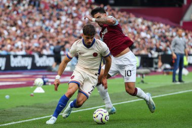 Chelsea 'den Pedro Neto, Premier League maçında West Ham United' ın Chelsea 'ye karşı Londra Stadyumu' nda oynadığı 21 Eylül 2024 'te West Ham United' dan Lucas Paquet 'i geçti.