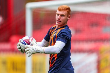 Blackpool 'dan Mackenzie Chapman, 21 Eylül 2024' te İngiltere 'nin başkenti Londra' da oynanan The Valley 'de oynanan Sky Bet 1 karşılaşmasından önce ısınıyor.