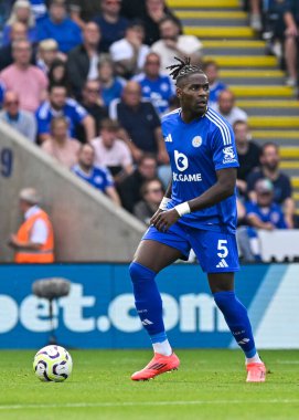 Caleb OKOLI (Leicester City) Premier League maçında topla saldırıyor Leicester City Everton 'a karşı King Power Stadyumu, Leicester, İngiltere, 21 Eylül 2024