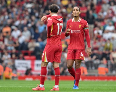 Liverpool 'dan Virgil van Dijk, Liverpool' lu Curtis Jones 'a Liverpool-Bournemouth maçı sırasında Anfield, Liverpool, İngiltere' de 21 Eylül 2024 'te talimat verdi.