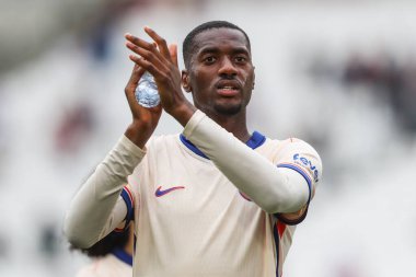 Chelsea 'den Tosin Adarabioyo, 21 Eylül 2024' te Londra 'daki Londra Stadyumu' nda oynanan Premier League karşılaşması sonrasında gezgin taraftarları alkışlıyor.