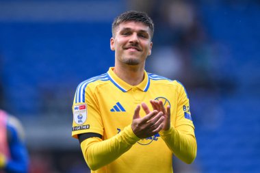 Leeds United takımından Jol Piroe, 21 Eylül 2024 'te Cardiff City, Cardiff City Stadyumu' nda oynanan Sky Bet Şampiyonası maçının sonunda taraftarları alkışlıyor.