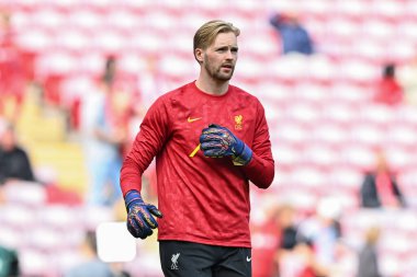 Liverpool 'dan Caoimhn Kelleher, Premier Lig maçı öncesinde Anfield, Liverpool, Liverpool, İngiltere' de Liverpool maçında ısınıyor.