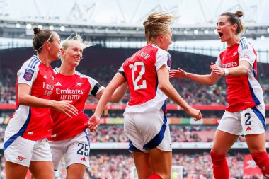Arsenal 'den Frida Maanum, 22 Eylül 2024' te İngiltere 'nin başkenti Londra' daki Emirates Stadyumu 'nda oynanan FA Bayanlar Süper Ligi karşılaşmasında 1-0 kazanma hedefini kutluyor.