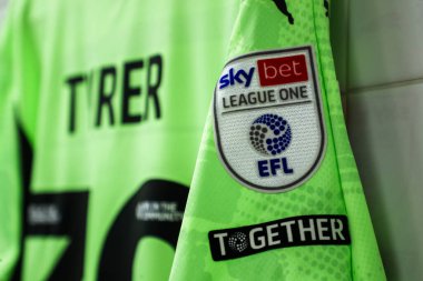 Blackpool gömleklerindeki EFL rozeti 21 Eylül 2024 'te The Valley, Londra, İngiltere' de oynanan Sky Bet 1 maçı öncesinde soyunma odasında ayrıntılı bir şekilde sergilenmektedir.