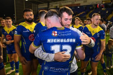 Warrington Wolves 'tan Stefan Ratchford, 27. Betfred Süper Lig Turu' nun bitiminde Warrington Wolves - London Broncos maçının ardından Warrington, İngiltere 'de 20 Eylül 2024' de Warrington, Warrington 'da Matty Nicholson' ı kucakladı.