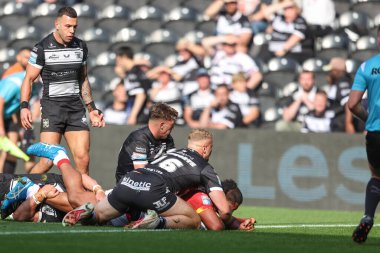 Katalan Ejderhaları 'ndan Chris Satae, 21 Eylül 2024' te MKM Stadyumu 'nda oynanan 27. Betfred Süper Lig karşılaşması Hull FC ve Catalans Dragons maçında bir deneme için sahaya çıkıyor.