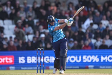 İngiltere 'den Jamie Smith topu kenarda tutuyor, kaleleri kaçırıyor ve çizgiyi geçiyor, 1. Metro Bankası, 1. Uluslararası İngiltere, Headingley Cricket Ground, Leeds, İngiltere, 21 Eylül 2024