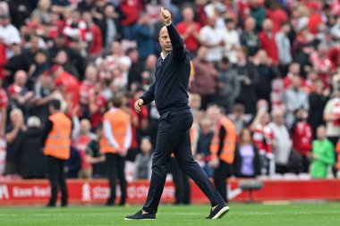 Liverpool 'un Arne Slot Teknik Direktörü, 21 Eylül 2024 tarihinde İngiltere' nin Liverpool kentinde oynanan Premier League maçı sırasında taraftarlara destek veriyor.