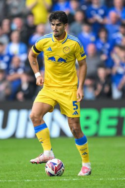 Leeds United takımından Pascal Struijk, 21 Eylül 2024 'te Cardiff City Stadyumu' nda oynanan Cardiff City - Leeds United maçında topu kontrol ediyor.