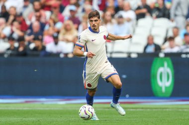 Chelsea 'den Pedro Neto Premier Lig karşılaşmasında topu ileri taşıyor West Ham United, Londra Stadyumu' nda Chelsea 'ye karşı, 21 Eylül 2024