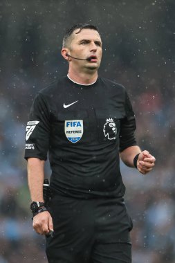 Hakem Michael Oliver Premier Lig maçı sırasında Manchester City Arsenal 'e karşı Etihad Stadyumu, Manchester, İngiltere, 22 Eylül 2024