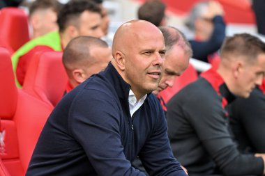 Liverpool Premier Lig karşılaşması öncesinde Liverpool Liverpool 'a karşı Liverpool Liverpool, Liverpool, İngiltere' de 21 Eylül 2024 'te oynanan maçta Arne Slot Ligi teknik direktörü