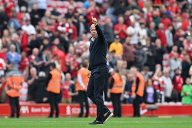 Liverpool 'un Arne Slot Teknik Direktörü, 21 Eylül 2024 tarihinde İngiltere' nin Liverpool kentinde oynanan Premier League maçında taraftarlara tam zamanlı destek veriyor.