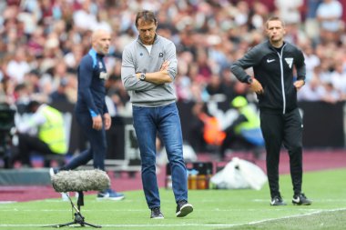 West Ham United 'ın menajeri Julen Lopetegui, 21 Eylül 2024' te Londra 'daki Londra Stadyumu' nda oynanan Premier League maçı sırasında tepki gösterdi.