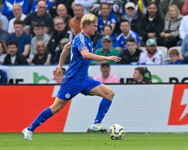 Victor Kristiansen (Leicester City) Premier League maçında topla saldırıyor Leicester City, Everton 'a karşı King Power Stadyumu, Leicester, 21 Eylül 2024