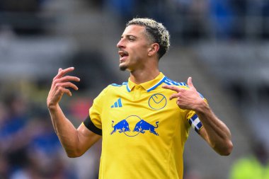 Leeds United takımından Ethan Ampadu, 21 Eylül 2024 'te Cardiff City Stadyumu' nda oynanan Cardiff City - Leeds United maçında onun yanında yer aldı.