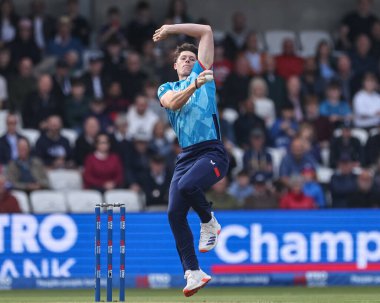 İngiltere 'den Matthew Potts topu, Headingley Cricket Ground, Leeds, Birleşik Krallık' ta, 21 Eylül 2024 'te 1.