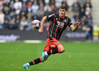 Blackburn Rovers takımından Owen Beck, 22 Eylül 2024 'te İngiltere' nin Deepdale kentinde oynanan Preston North End-Blackburn Rovers maçında topu takip ediyor.