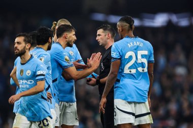 Manchester City 'den Rben Dias 22 Eylül 2024 tarihinde Etihad Stadyumu' nda Premier League maçında Hakem Michael Oliver ile konuştu.
