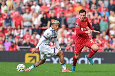 Liverpool 'dan Andrew Robertson, 21 Eylül 2024 tarihinde İngiltere' nin Liverpool kentinde oynanan Liverpool-Bournemouth maçında topu takip ediyor.