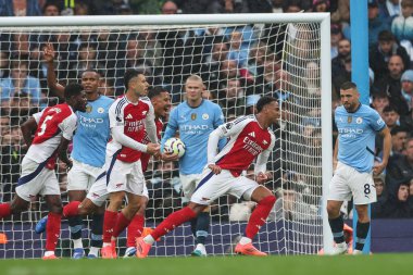 Arsenal 'li Gabriel 22 Eylül 2024' te Etihad Stadyumu 'nda oynanan Premier League maçında Manchester City ve Arsenal maçında 1-2' lik galibiyetini kutluyor.