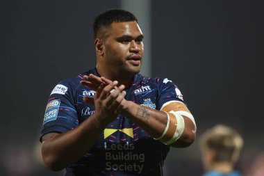 Leeds Rhinos 'tan Sam Lisone, 27. Betfred Süper Lig Turu' nda oynanan Sewell Group Craven Park, Kingston on upon Hull, İngiltere, 20 Eylül 2024 'te oynanan Hull KR-Leeds Rhinos maçında deplasman taraftarlarını alkışlıyor.