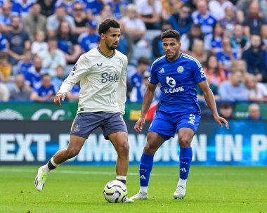 Ilman NDIAYE (Everton FC) 21 Eylül 2024 'te King Power Stadyumu' nda Leicester City ile Everton arasında oynanan Premier League maçında James JUSTIN (Leicester City) ile topa vuruyor.