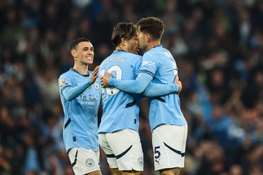 Manchester City 'den John Stones, 22 Eylül 2024 tarihinde Etihad Stadyumu' nda Premier League maçında Phil Foden ve Jack Grealish ile yaptığı golü kutluyor.