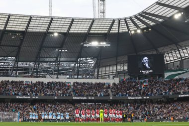 Manchester City eski yönetim kurulu başkanı Howard Bernstein anısına 22 Eylül 2024 'te Etihad Stadyumu' nda oynanan Premier League maçında oyuncular alkış tutuyorlar.