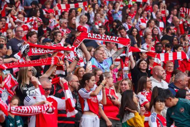 Arsenal taraftarları 22 Eylül 2024 'te Londra, Emirates Stadyumu' nda oynanan FA Kadınlar Süper Ligi Arsenal Women vs Manchester City Women maçından önce sahaya girerken The Angel şarkısını söylüyorlar.