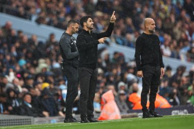 Arsenal 'in Mikel Arteta teknik direktörü 22 Eylül 2024 tarihinde Etihad Stadyumu' nda Manchester City ve Arsenal arasındaki Premier League maçında takım talimatlarını verir.