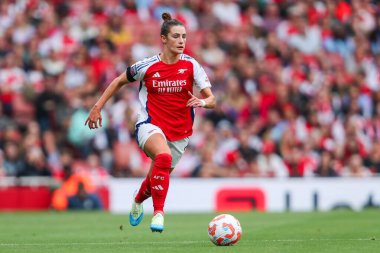 Arsenal 'den Emily Fox, 22 Eylül 2024' te Birleşik Krallık 'taki Emirates Stadyumu' nda oynanan FA Kadınlar Süper Ligi karşılaşmasında topla koşuyor.