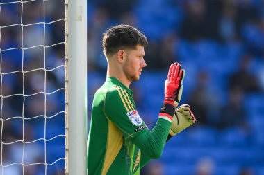 Leeds United takımından Illan Meslier, 21 Eylül 2024 'te Cardiff City Stadyumu' nda oynanan Cardiff City - Leeds United maçında savunma duvarını yerleştiriyor.