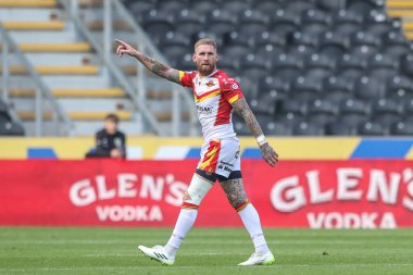 Katalan Ejderhaları 'ndan Sam Tomkins, 21 Eylül 2024' te İngiltere 'nin Hull kentinde oynanan 27. Betfred Süper Lig karşılaşmasında takım arkadaşlarına takım komutu verdi.