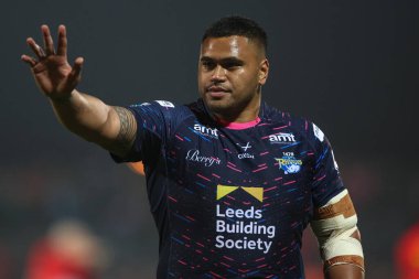 Leeds Rhinos takımından Sam Lisone 27. Betfred Süper Lig Turu 'nda seyircilere el sallıyor. Hull KR, Leeds Rhinos' a karşı.