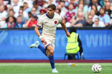 Chelsea 'den Pedro Neto Premier Lig karşılaşmasında topu ileri taşıyor West Ham United, Londra Stadyumu' nda Chelsea 'ye karşı, 21 Eylül 2024