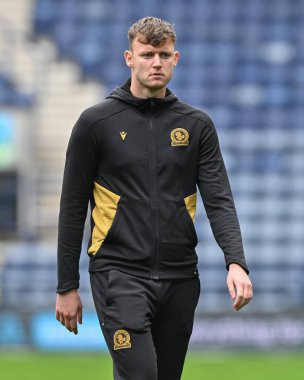 Blackburn Rovers 'dan Joe Hilton, 22 Eylül 2024' te İngiltere 'nin Deepdale kentinde oynanan Preston North End-Blackburn Rovers maçının öncesinde sahada inceleme yapıyor.