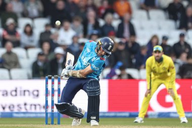 Olly Stone topu oradan çıkardı, ancak top sopasına çarptı ve hava reklamına yükseldi Smith, Headingley Cricket Ground, Leeds, Birleşik Krallık, 21 Eylül 2024 'te 1.