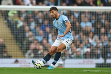 Manchester City 'den Rben Dias Premier League maçında pas veriyor. Manchester City, Manchester Stadyumu' nda Arsenal 'e karşı, 22 Eylül 2024.