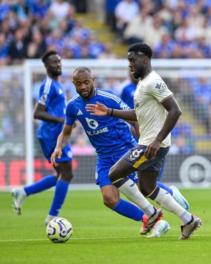 Jordan AYEW (Leicester City) Premier League maçında Leicester City Everton 'a karşı King Power Stadyumu, Leicester, Birleşik Krallık, 21 Eylül 2024' te oynanan Premier League maçında Orel MANGALA 'dan (Everton FC) defansla topa vuruyor.