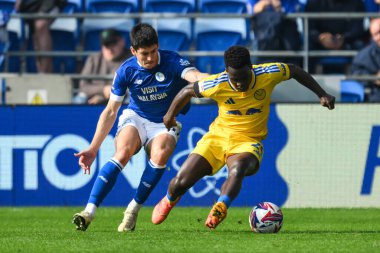 Leeds United takımından Wilfried Gnonto Cardiff City 'den Callum O' Dowda 'yı, Cardiff City Stadyumu' nda 21 Eylül 2024 'te oynanan Cardiff City - Leeds United maçında durdurdu.
