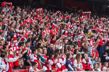 Arsenal taraftarları 22 Eylül 2024 'te Londra, Emirates Stadyumu' nda oynanan FA Kadınlar Süper Ligi Arsenal Women vs Manchester City Women maçından önce sahaya girerken The Angel şarkısını söylüyorlar.