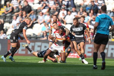 Katalan Ejderhaları 'ndan Jordan Dezaria, Hull FC' den Danny Houghton ve Hull FC 'den Carlos Tuimavave tarafından 21 Eylül 2024' te MKM Stadyumu 'nda oynanan Betfred Süper Lig karşılaşmasında yenildi. 