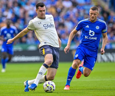 Seamus COLEMAN (Everton FC) Premier Lig karşılaşmasında Jamie VARDY (Leicester City) ile topu geçiyor Leicester City Everton 'a karşı King Power Stadyumu, Leicester, Birleşik Krallık, 21 Eylül 2024