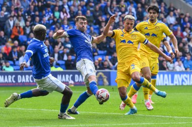 Leeds United takımından Ethan Ampadu, Cardiff City Stadyumu 'nda Cardiff City - Leeds United maçında Cardiff City maçında Cardiff City' den Wilfried Kanga tarafından engellendi.