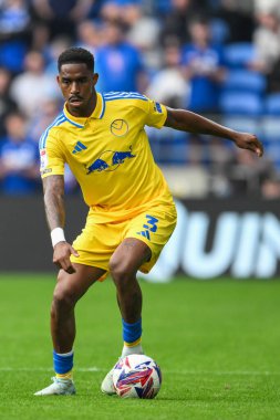 Leeds United 'ın Jnior Firpo' su, 21 Eylül 2024 'te Cardiff City Stadyumu' nda oynanan Cardiff City - Leeds United maçında topa vuruyor.