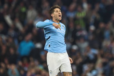 Manchester City 'den John Stones, 22 Eylül 2024' te Etihad Stadyumu 'nda oynanan Premier League maçında 2-2' lik galibiyetini kutluyor.